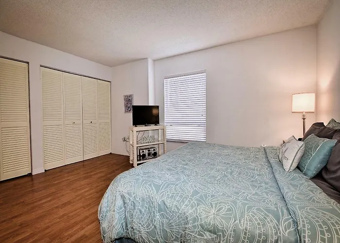 Apartment 440 West 1005n Private Balcony With Water View 23095